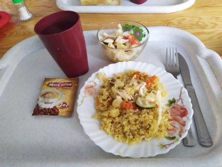 Medio arroz con ensalada y café por 125 RUB (USD2)