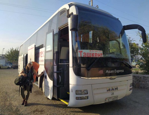 Bus de la compañía Asian Express