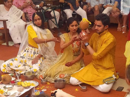 La celebración de Haldi inicia con una "Puja" (ritual religioso).