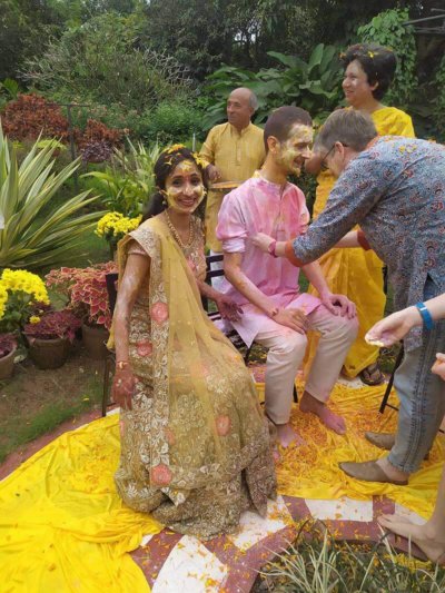 En plena celebración de Haldi. También jugamos un mini "Holi" (fiesta de colores) a pedido del novio!