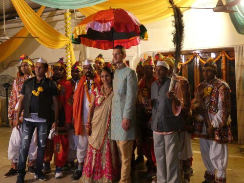 Los novios y el grupo de la danza típica Gujarati: Dandiya Raas.*